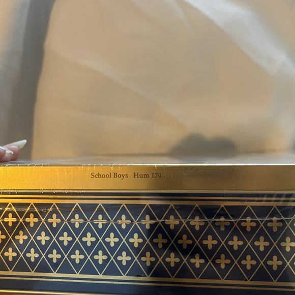 New 1993 M.J. Hummel School Boys Metal Box and 30 Sheets 15 Envelopes - Picture 5 of 6